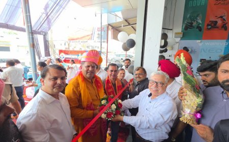 महापौर ने किया कपूर ट्रेडर्स का उद्घाटन रुद्रपुर। महापौर विकास शर्मा ने शुक्रवार को किच्छा रोड स्थित कपूर ट्रेडर्स के नये प्रतिष्ठान का फीता काटकर शुभारंभ किया।