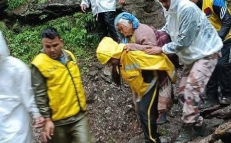 धराली में रेस्क्यू ऑपरेशन युद्ध स्तर पर 37 ग्रामीणों को सुरक्षित बचाकर आईटीबीपी बीओपी कोपांग पहुंचाया गया, जहां प्राथमिक उपचार की सुविधा तत्काल प्रदान की गई।*