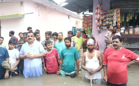 पूर्व विधायक राजकुमार ठुकराल ने बाढ़ग्रस्त जगतपुरा, श्यामा प्रसाद मुखर्जी नगर बस्ती में पैदल घूमकर स्थिति का जायजा लिया।