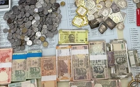 1 रुपए से लेकर सोना-चांदी चुराने वाले तीन चोर गिरफ्तार:सोना-चांदी,लैपटॉप,पिस्टल, मोबाइल, एक,दो,पांच के नोटों की गड्डी हुई रिकवर,चोरी कर करते थे शौक पूरा