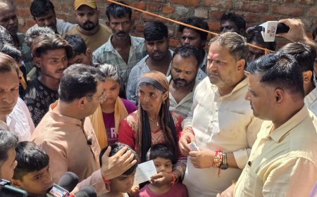 कल्याणी नदी में बहे किशोर के परिवार को सौंपा चार लाख का चेक