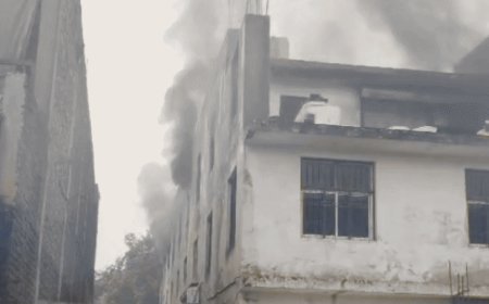 फरीदाबाद में प्लास्टिक कूलर फैक्ट्री में आग:शॉर्ट सर्किट से हादसा; दो कर्मचारियों ने भागकर बचाई जान, सामान जला