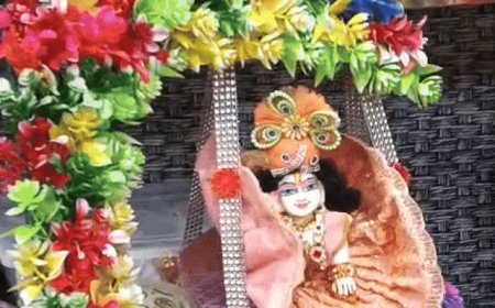 कान्हा की पोशाकों से सजा बाजार:आगरा में भक्तों को लुभा रहीं कान्हा की मूर्तियां, झूले और बैड