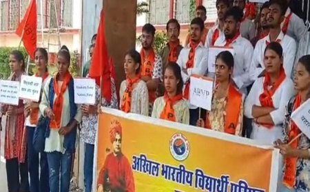छात्रसंघ चुनाव की मांग पर एबीवीपी का प्रदर्शन:छात्र बोले-कुलपतियों ने सरकार को चुनाव की भ्रामक सिफारिशें की है