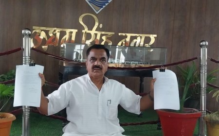 ब्लाक प्रमुख चुनाव में धांधली के खिलाफ बुधवार को पूर्व विधायक राजकुमार ठुकराल ने कलेक्टेªट में धरना देकर विरोध प्रकट किया।