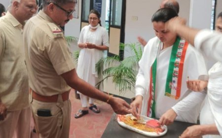 सरवती देवी मैमोरियल ट्रस्ट की सभी मात्रशक्तियों ने विभिन्न क्षेत्रों में पुलिसकर्मियों और सम्मानित जन को रक्षासूत्र बांघकर मनाया रक्षाबंधन