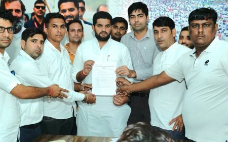 हिसार में जियो फेंसिंग प्रणाली को लेकर विरोध:कर्मचारियों ने विधायक को सौंपा ज्ञापन, व्यवस्था को असंवैधानिक बताया