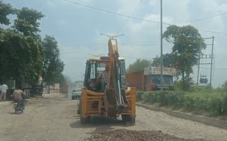 रेवाड़ी में दैनिक भास्कर की खबर का असर:PWD ने भरवाए सड़क के गड्ढे, बारिश के मौसम में पलट रहीं थी गाड़ियां