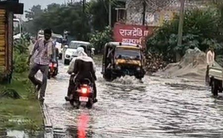 बस्ती में बारिश से जलमग्न हुआ स्कूल का रास्ता:गणेशपुर मूडघाट मार्ग पर घुटनों तक पानी, स्कूली बच्चों को आवागमन में दिक्कत