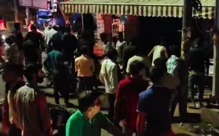 फिरोजाबाद में रात को सड़क पर मारपीट:दबंगों ने दो युवकों को दौड़ा-दौड़ाकर पीटा, वीडियो आया सामने; पुलिस जांच में जुटी