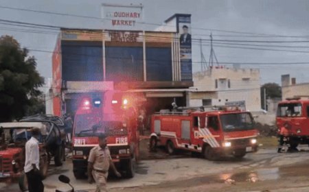 अजमेर के चौधरी मार्केट में लगी भीषण आग:कई दुकानों को अपने कब्जे में लिया, लाखों का नुकसान हुआ, फायर ब्रिगेड ने पाया काबू