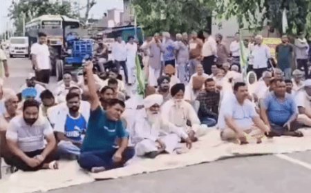 यमुनानगर में पानी की निकासी को लेकर लगाया जाम:सड़क पर दरियां बिछाकर बैठे किसान, बदतमीजी करने पर थार सवार को पीटा