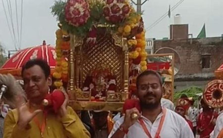 सिरोही में गणेश चतुर्थी की शोभायात्रा में उमड़ी भीड़:20 से अधिक आकर्षक झांकियां निकलीं, श्रद्धालुओं ने फूल बरसाए