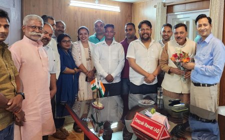 पूर्व विधायक राजेश शुक्ला ने कुमाऊं आयुक्त दीपक रावत से की मुलाकात, नगला नगर पालिका क्षेत्र से जुड़े भूमि सीमांकन विषयों पर हुई चर्चा