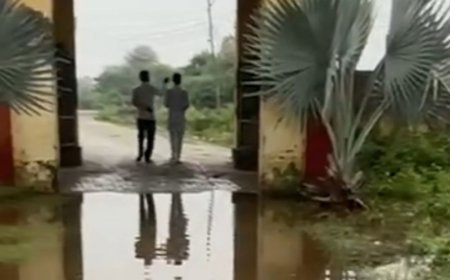 हिसार के राजकीय स्कूल में भरा बारिश का पानी:टीचर और स्टूडेंट परेशान, ग्रामीणों ने की स्थायी समाधान की मांग