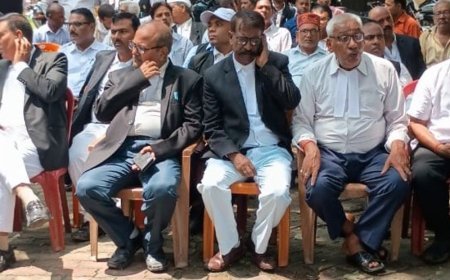 अधिवक्ताओं का विरोध प्रदर्शन:तहसीलदार की कार्यप्रणाली से नाराजगी, तहसील से कचहरी तक निकला जुलूस