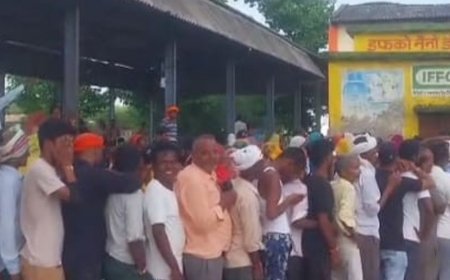 एक बोरी खाद को घंटों लाइन में लग रहा किसान:सिद्धार्थनगर में तस्करों के यहां मिला स्टॉक, परसा समिति पर काला बाजारी का आरोप