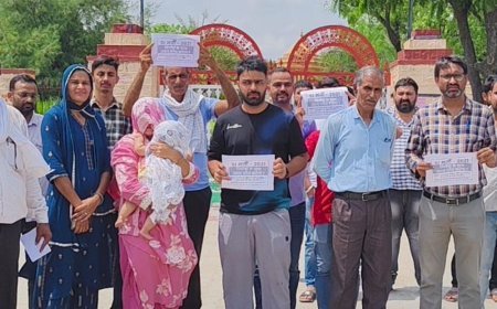 झुंझुनूं में SI भर्ती रद्द के विरोध में प्रदर्शन:चयनित अभ्यर्थियों के परिजनों ने शहीद स्मारक पर किया धरना, मुख्यमंत्री के नाम सौंपा ज्ञापन