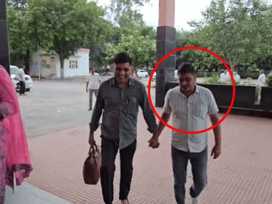 सोनीपत में स्कूल क्लर्क ₹30 लाख रिश्वत लेते गिरफ्तार:दिल्ली पुलिस का इंस्पेक्टर भी पकड़ा; केस रफा-दफा करने के लिए ₹1 करोड़ मांगे थे