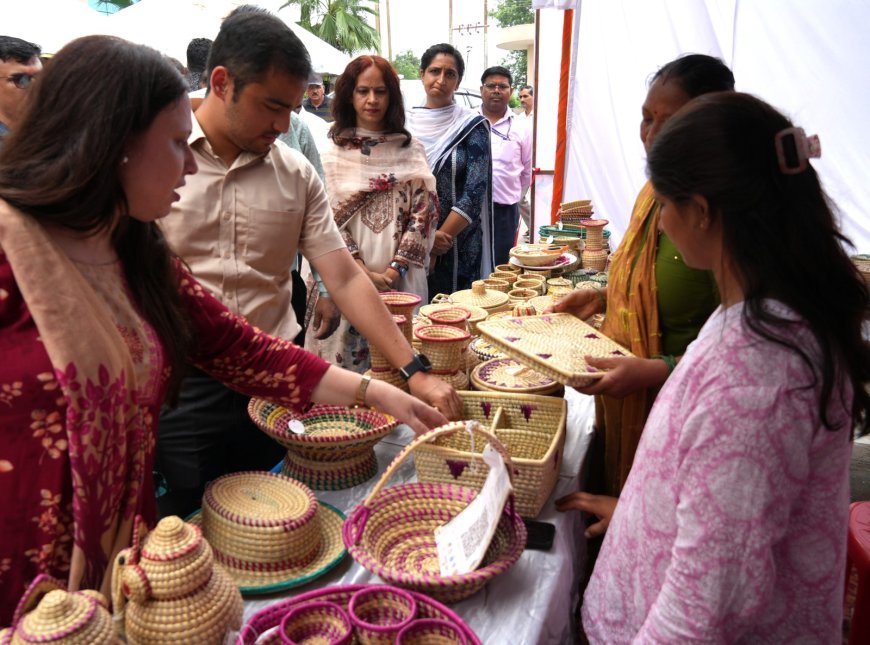आकांक्षा हट" कार्यक्रम के अंतर्गत महिला स्वंय सहायता समूहों को बढ़ावा, सीडीओ ने दिए महत्वपूर्ण निर्देश।*