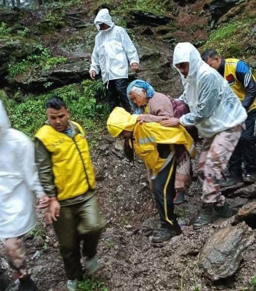 धराली में रेस्क्यू ऑपरेशन युद्ध स्तर पर 37 ग्रामीणों को सुरक्षित बचाकर आईटीबीपी बीओपी कोपांग पहुंचाया गया, जहां प्राथमिक उपचार की सुविधा तत्काल प्रदान की गई।*