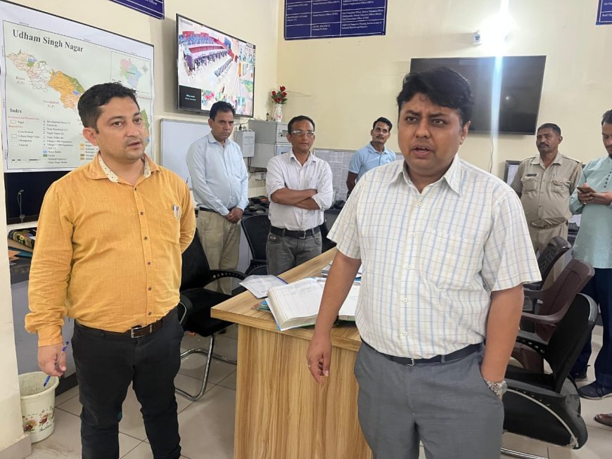 जिलाधिकारी नितिन सिंह भदौरिया ने    जिला कंट्रोल रूम का निरीक्षण किया