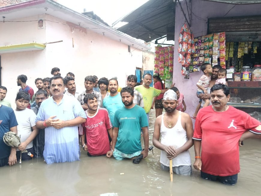 पूर्व विधायक राजकुमार ठुकराल ने बाढ़ग्रस्त जगतपुरा, श्यामा प्रसाद मुखर्जी नगर बस्ती में पैदल घूमकर स्थिति का जायजा लिया।