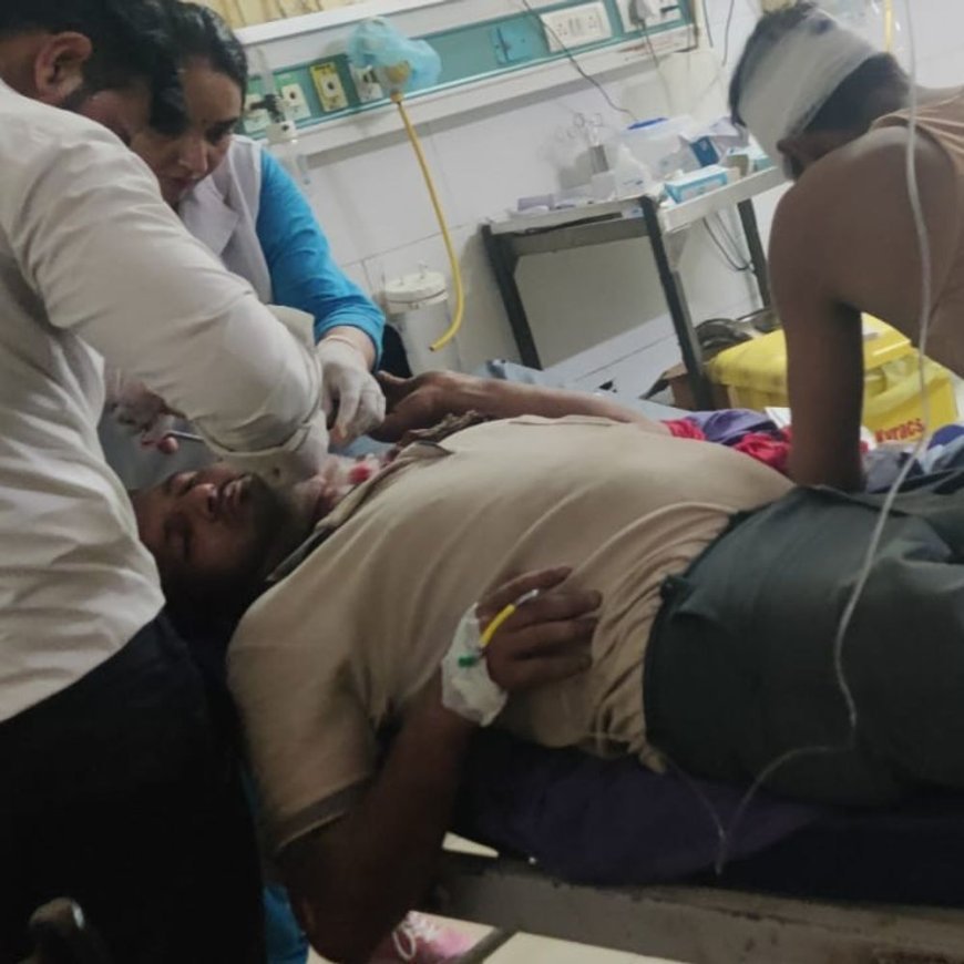 कैंटर की टक्कर से ऑटो सवार 15 लोग घायल:पलवल में कंपनी से छुट्टी के बाद लौट रहे थे, रास्ते में हादसा