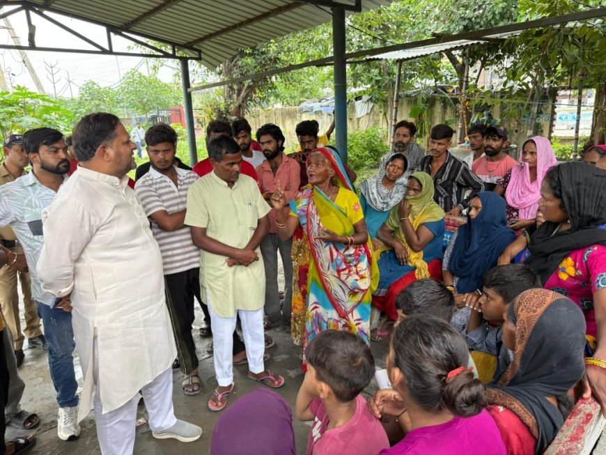 कल्याणी नदी में बहे किशोर के परिवार को महापौर ने बंधाया ढांढस, परिवार की हरसंभव मदद का भरोसा