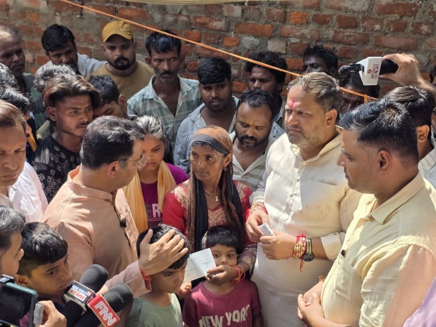 कल्याणी नदी में बहे किशोर के परिवार को सौंपा चार लाख का चेक