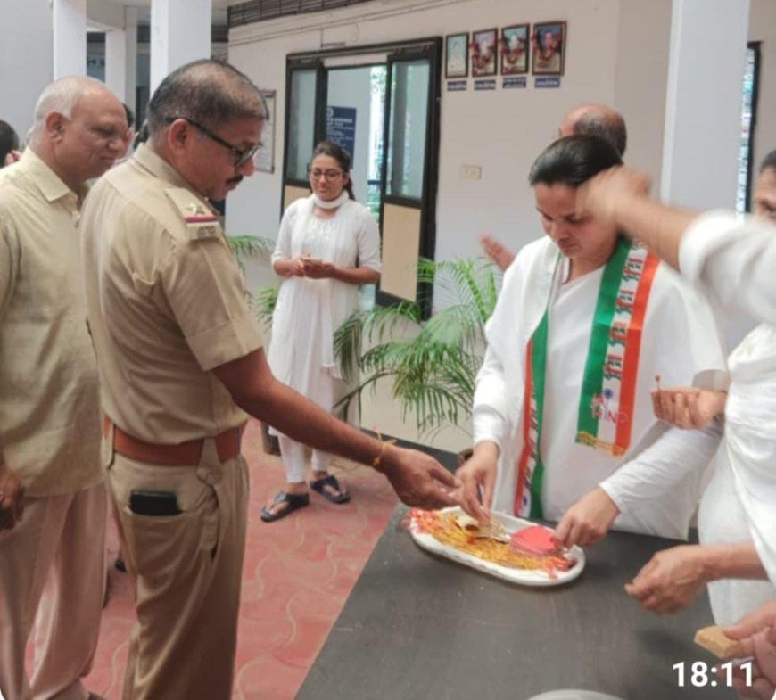 सरवती देवी मैमोरियल ट्रस्ट की सभी मात्रशक्तियों ने विभिन्न क्षेत्रों में पुलिसकर्मियों और सम्मानित जन को रक्षासूत्र बांघकर मनाया रक्षाबंधन