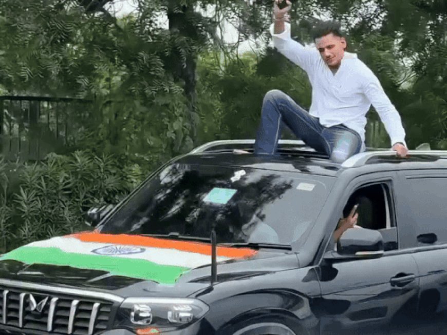 दिल्ली-गुरुग्राम एक्सप्रेसवे पर लग्जरी कारों से स्टंट का VIDEO:सनरूफ से निकले युवक, हरियाणवी-पंजाबी गाने बजाए; पुलिस रोकने लगी तो अश्लील इशारे किए