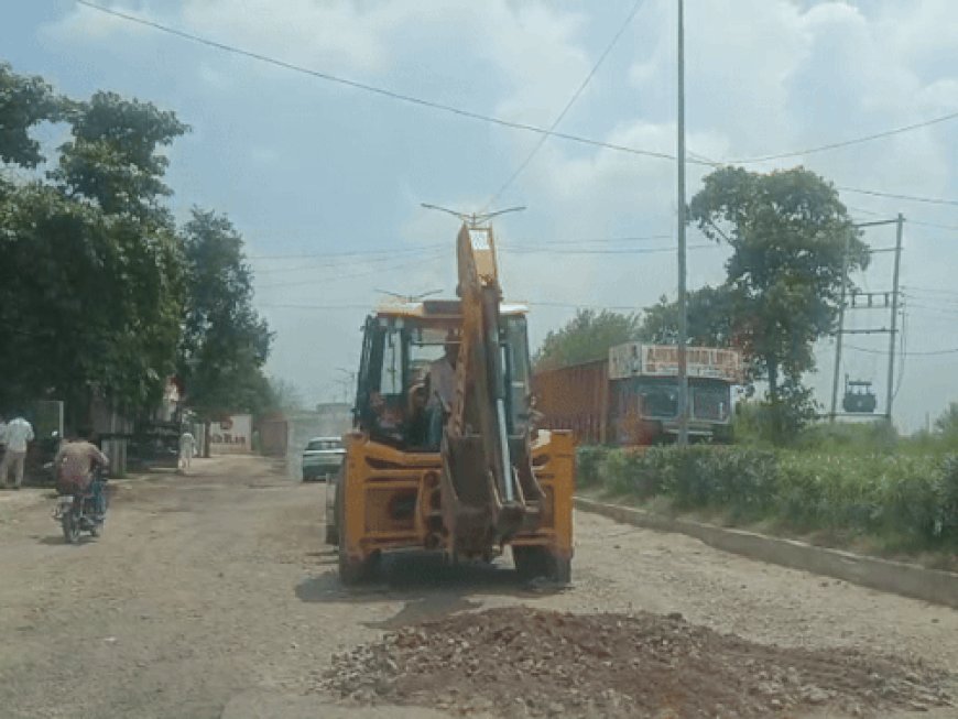 रेवाड़ी में दैनिक भास्कर की खबर का असर:PWD ने भरवाए सड़क के गड्ढे, बारिश के मौसम में पलट रहीं थी गाड़ियां