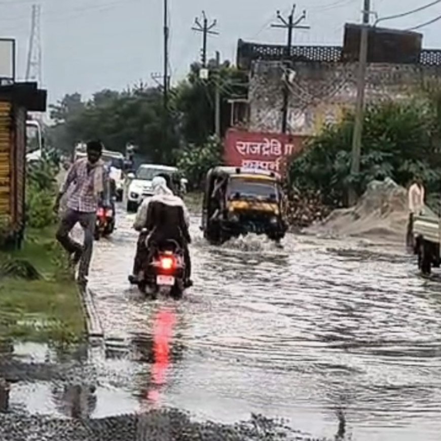 बस्ती में बारिश से जलमग्न हुआ स्कूल का रास्ता:गणेशपुर मूडघाट मार्ग पर घुटनों तक पानी, स्कूली बच्चों को आवागमन में दिक्कत