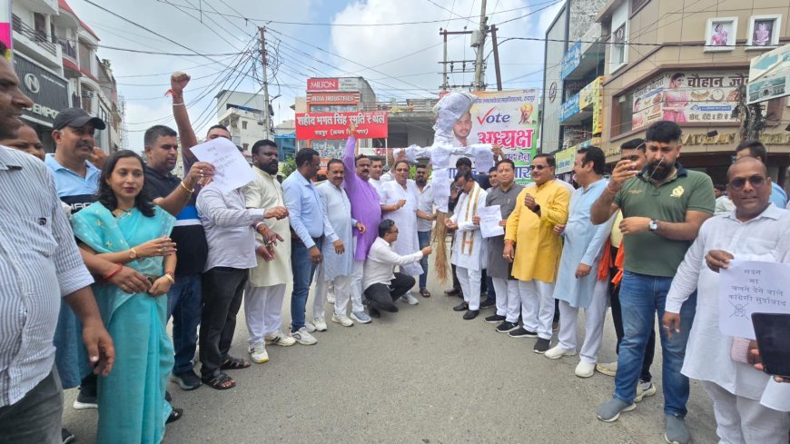 सदन बाधित करने पर भाजपाइयो ने जिला अध्यक्ष कमल जिंदल के नेतृत्व मे  फूंका कांग्रेस का पुतला*