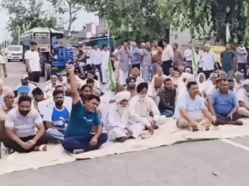 यमुनानगर में पानी की निकासी को लेकर लगाया जाम:सड़क पर दरियां बिछाकर बैठे किसान, बदतमीजी करने पर थार सवार को पीटा