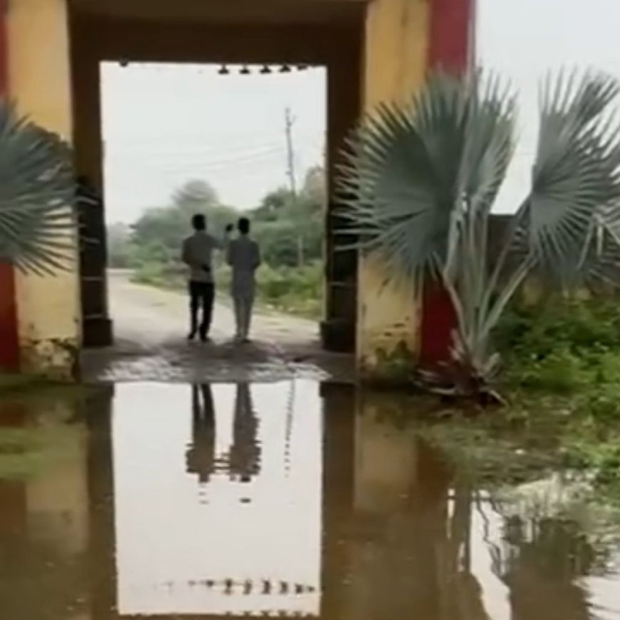 हिसार के राजकीय स्कूल में भरा बारिश का पानी:टीचर और स्टूडेंट परेशान, ग्रामीणों ने की स्थायी समाधान की मांग