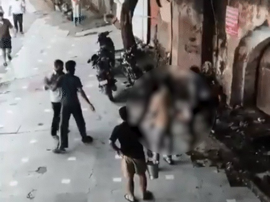 दिल्ली के कालकाजी मंदिर में सेवादार की पीट-पीटकर हत्या, VIDEO:चुन्नी-प्रसाद को लेकर विवाद हुआ था; युवकों ने डंडों से हमला किया, एक गिरफ्तार