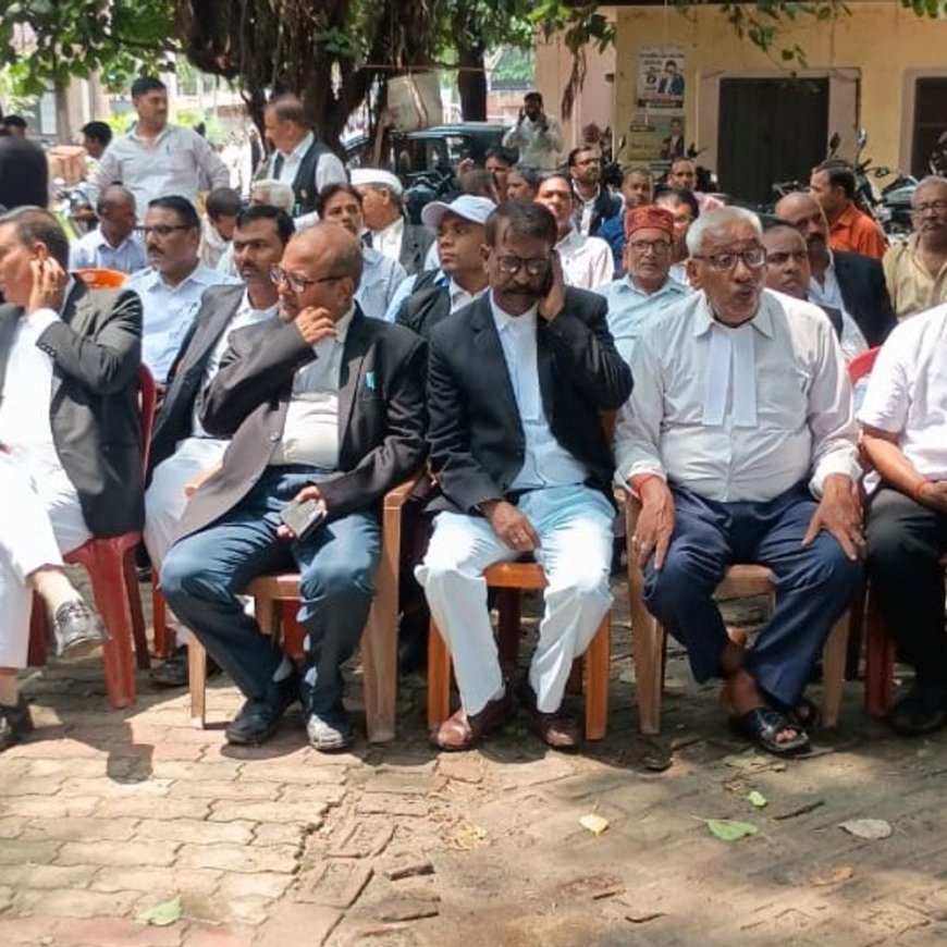 अधिवक्ताओं का विरोध प्रदर्शन:तहसीलदार की कार्यप्रणाली से नाराजगी, तहसील से कचहरी तक निकला जुलूस