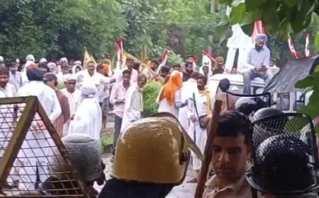 कुरुक्षेत्र में सीएम आवास घेरने पहुंचे किसान:खराब फसलों के मुआवजे की मांग; पुलिस ने 500 मीटर पहले बेरिकेडिंग लगाकर रोका