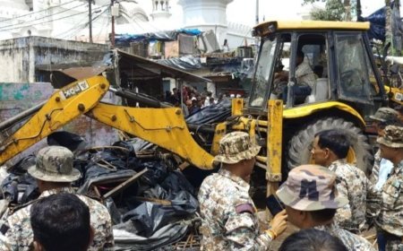 ऊपरकोट और अब्दुल करीम चौराहे पर चला बुलडोजर:जामा मस्जिद के आसपास अवैध दुकानें लगाने वालों पर हुई कार्रवाई, दुबारा दुकान लगाई तो होगी FIR