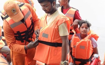 देवरिया में बाढ़ से बचाव का अभ्यास:एनडीआरएफ ने दिखाए 5 तरह के रेस्क्यू, ग्रामीणों को दी ट्रेनिंग