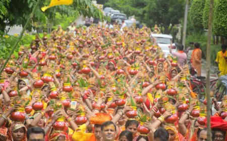कल से नवरंग वाटिका मे शुरू होने वाली श्रीरामकथा के पूर्व निकाली गई भव्य कलश यात्रा मे शामिल हुऐ विधायक शिव अरोरा*