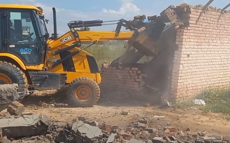 रेवाड़ी में अवैध कालोनियों में तोड़ा निर्माण:चार दीवारी और सड़कों को किया ध्वस्त, 3 एकड़ में डवलप की जा रही थी