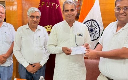 झज्जर में पंचायतों ने डीसी को सौंपा चेक:पंजाब में बाढ़ पीड़ितों के लिए गांव के लोगों ने एकत्र किया चंदा, डीसी ने सराहा