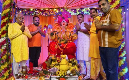 गंगापुर रोड वाड नंबर एक स्थित स्वर्णिम हिल व्यू सिटी कॉलोनी में पूर्व विधायक राजकुमार ठुकराल ने बतौर मुख्य अतिथि गणेश महोत्सव का विधिवत पूजा अर्चना के साथ शुभारम्भ किया।*