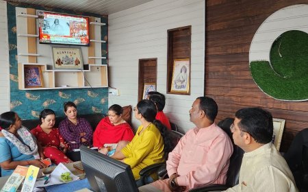 विधायक शिव अरोरा ने बूथ न. 143 बिगवाड़ा मे प्रधानमंत्री नरेंद्र मोदी के मन बात कार्यक्रम के 125वे संस्मरण को कार्यकताओ संग सुना*