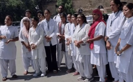 दोबारा फीस मांगने से नाराज नर्सिंग स्टूडेन्ट्स पहुंचे कलेक्ट्रेट:कलेक्टर-एसपी से कहा-डायरेक्टर में विवाद, दो जगह चल रही कॉलेज, कार्रवाई हो