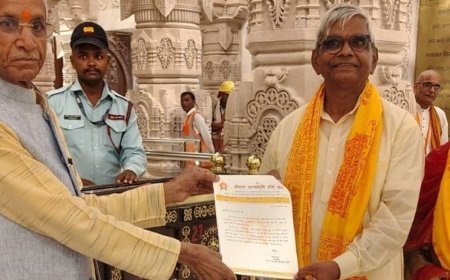 कृष्ण मोहन ने लिया रामलला का आशीर्वाद:नवागत ट्रस्ट सदस्य के रूप में लिया संकल्प, चंपत राय ने सौंपा नियुक्ति पत्र