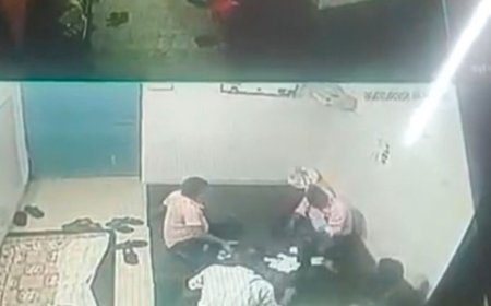 सरकारी अस्पताल में डॉक्टर और कर्मचारी जुआ खेलते दिखे:लम्भुआ सीएचसी में मरीजों की देख रेख की जगह लापरवाही